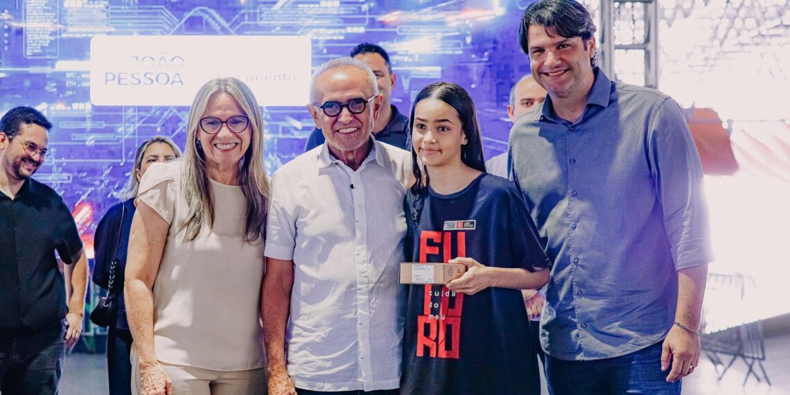 Cícero Lucena entrega tablets para 1.200 alunos novatos da Rede Municipal de Ensino