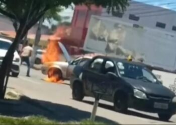 Motorista se revolta durante abordagem da Semob e ateia fogo no próprio carro