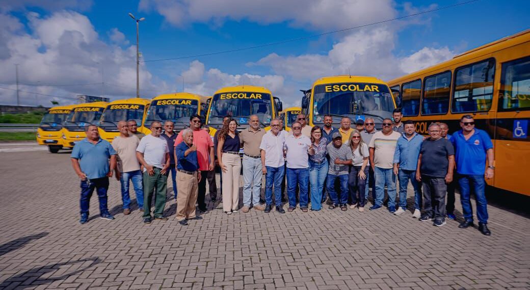 Cícero Lucena entrega 20 novos ônibus escolares para beneficiar mais 5 mil alunos da Rede Municipal de Ensino