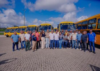 Cícero Lucena entrega 20 novos ônibus escolares para beneficiar mais 5 mil alunos da Rede Municipal de Ensino