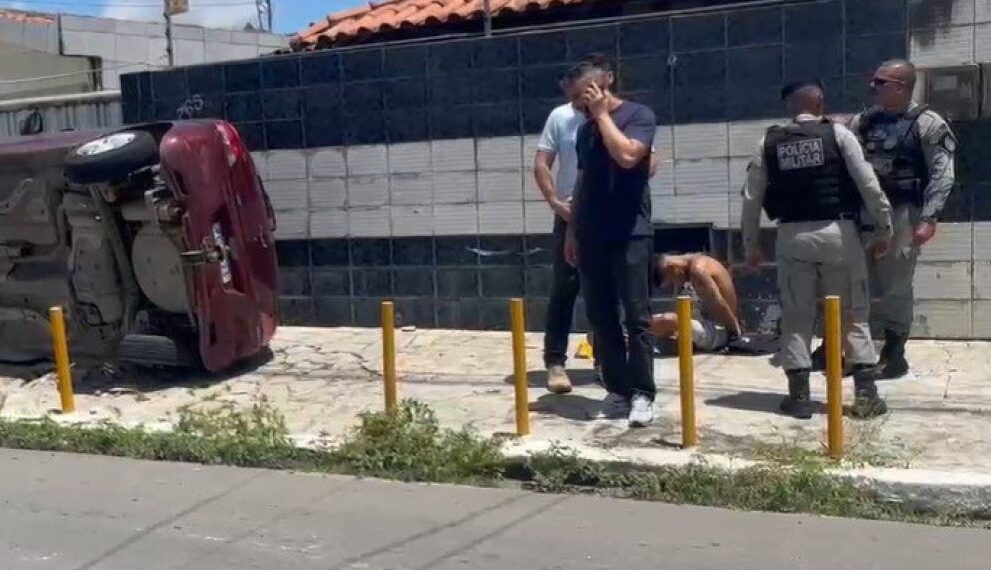 Homem em moto persegue veículo e assassina ocupante após veiculo capota, no Cristo