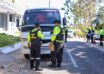 Prefeitura de João Pessoa realiza operação contra transporte irregular de turistas