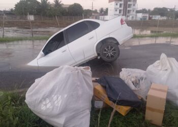 Cratera ‘engole’ carro e interdita trecho da Perimetral Sul, em João Pessoa