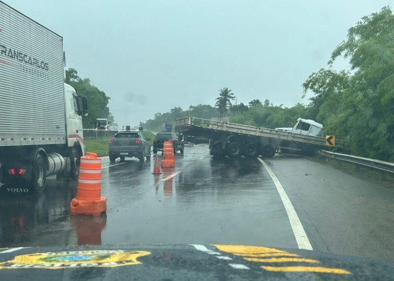 Acidentes com carreta e caminhão em Caaporã deixam trânsito lento na BR-101