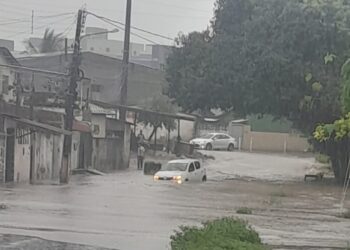 Chuvas em João Pessoa alagam ruas, invadem casas e arrastam veículos