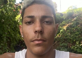 Motorista se revolta durante abordagem da Semob e ateia fogo no próprio carro