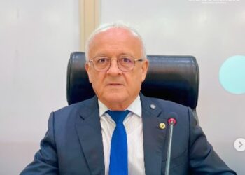 Criação de delegacias especializadas em crimes cibernéticos nos municípios com mais de 100 mil habitantes