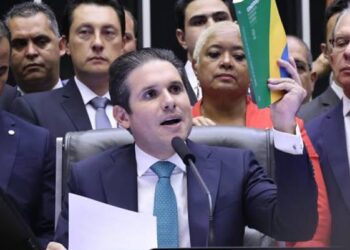 Hugo Motta exonera 465 servidores da Câmara e vai renegociar espaços