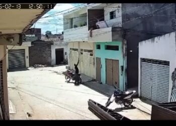 Vídeo mostra momento em que paraibano salva criança de queda em PE