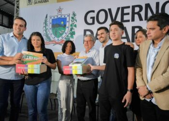 João Azevêdo entrega fardamentos e kits escolares para estudantes da rede estadual