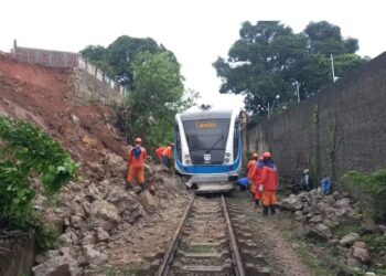 Queda de barreira em João Pessoa interrompe circulação de trens urbanos; passageiros são resgatados