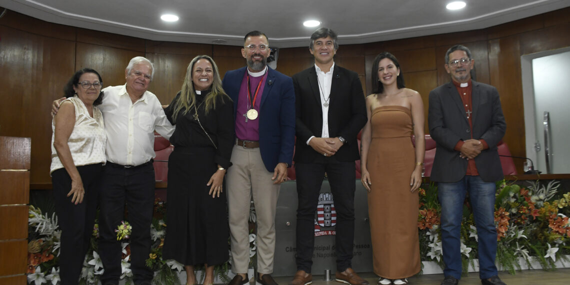 Bispo Anglicano recebe Medalha Cidade de João Pessoa