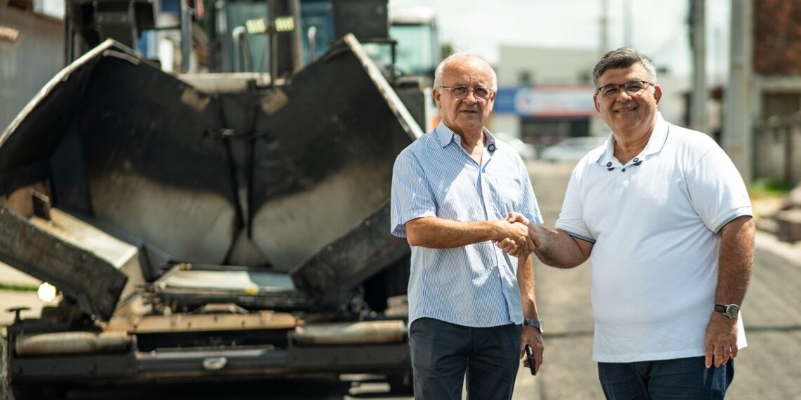 Kiko Monteiro e Branco Mendes comemoram asfaltamento de nove ruas em Caaporã e agradecem ao Governo do Estado por investimentos