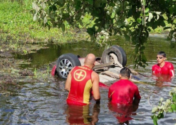 Homem morre após capotamento na PB-073; veículo ficou submerso em manancial