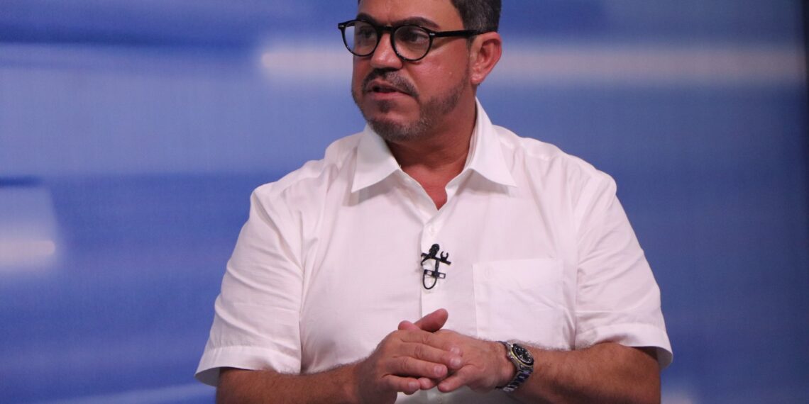 Com julgamento em andamento, ministro Flávio Dino vota para manter Dinho à frente da CMJP; confira