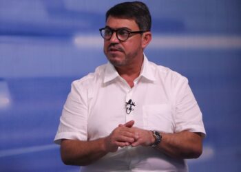 Com julgamento em andamento, ministro Flávio Dino vota para manter Dinho à frente da CMJP; confira