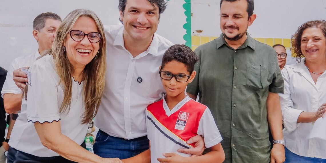 Leo Bezerra entrega óculos para alunos da Escola Dom Marcelo Carvalheira e destaca política inclusiva na educação municipal