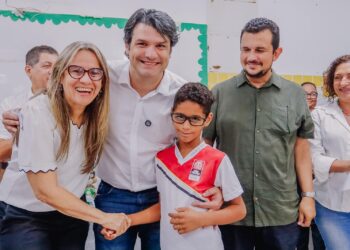 Leo Bezerra entrega óculos para alunos da Escola Dom Marcelo Carvalheira e destaca política inclusiva na educação municipal
