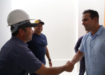 Lucas Ribeiro inspeciona obras em Piancó e recebe Título de Cidadania Piancoense