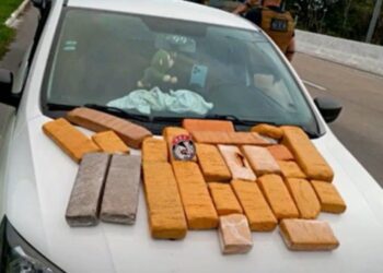 Dupla é presa com 25 kg de drogas na BR-101, próximo a Conde