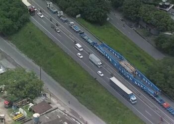 Transporte de transformador de 250 toneladas interdita BR-101 entre PE e PB, deixa trânsito lento e atrai curiosos