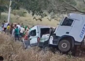 Dez pessoas morrem após batida entre van e carreta na Bahia