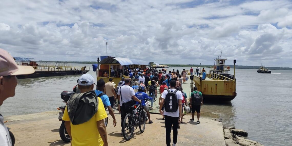 Estrutura da rampa de balsa desaba e interrompe travessia, em Cabedelo