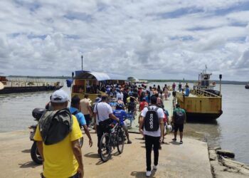 Estrutura da rampa de balsa desaba e interrompe travessia, em Cabedelo