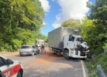 Motorista fica ferido em colisão entre caminhões na Ladeira do Valentina, em João Pessoa