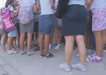 Justiça manda escola permitir aluna evangélica usar saia, na Paraíba