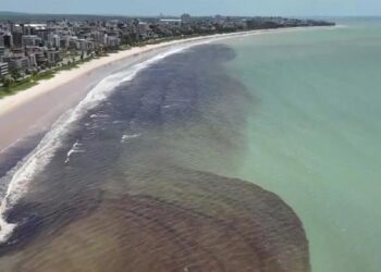 Mancha escura e mau cheiro no mar do Bessa expõem falhas no tratamento de esgoto, alerta especialista
