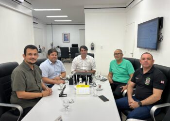 Leo Bezerra recebe relatório da Semob sobre eficiência da flexibilização da faixa exclusiva para o transporte coletivo