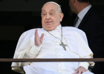 Papa Francisco acena para fiéis e recebe alta de hospital após 37 dias