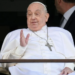Papa Francisco acena para fiéis e recebe alta de hospital após 37 dias