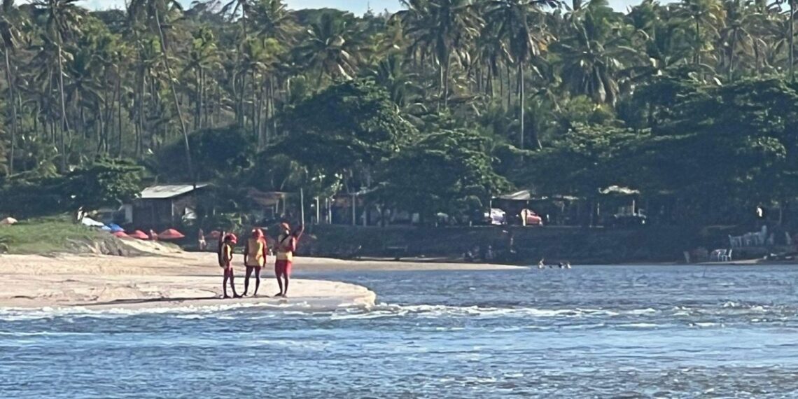 Bombeiros retomam buscas por turista desaparecido na Praia de Coqueirinho, na PB