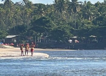 Bombeiros retomam buscas por turista desaparecido na Praia de Coqueirinho, na PB