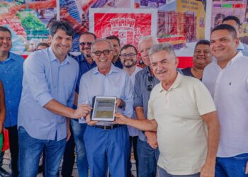 Cícero Lucena autoriza pavimentação de 14 novas ruas em Mangabeira e destaca quase R$ 100 milhões em obras no bairro