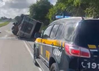 Carreta tomba e bloqueia faixa da BR-230 em Cruz do Espírito Santo