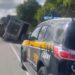 Carreta tomba e bloqueia faixa da BR-230 em Cruz do Espírito Santo