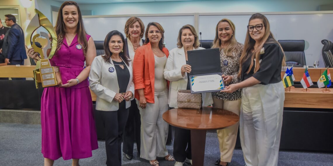 Unale entrega prêmio “Assembleia Cidadã” à ALPB por projeto de combate à violência contra a mulher
