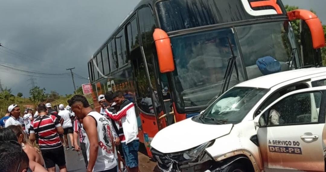 Ônibus com torcedores do Santa Cruz se envolve em acidente com pelo menos dois carros na BR-101
