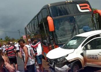 Ônibus com torcedores do Santa Cruz se envolve em acidente com pelo menos dois carros na BR-101