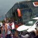 Ônibus com torcedores do Santa Cruz se envolve em acidente com pelo menos dois carros na BR-101