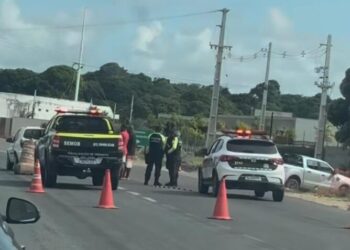 Homens armados atacam e ferem duas pessoas, roubam carro e são alvo de ação policial, em Cabedelo