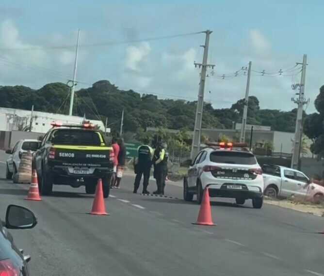 Homens armados atacam e ferem duas pessoas, roubam carro e são alvo de ação policial, em Cabedelo