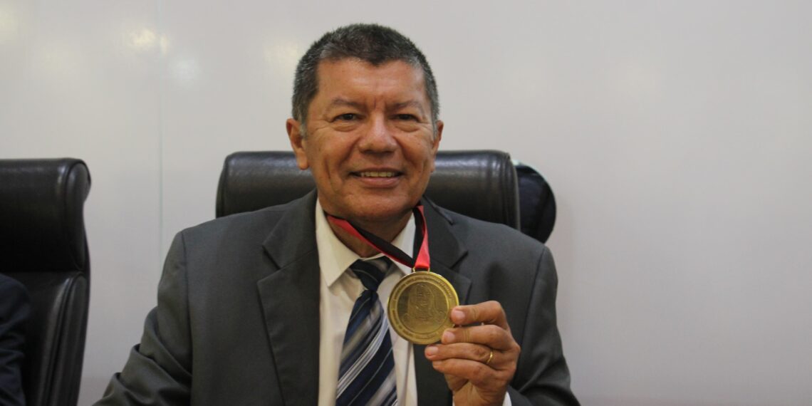 ALPB homenageia o jornalista Josélio Carneiro com medalha de mérito