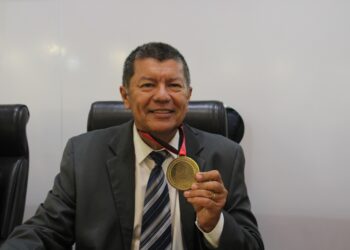 ALPB homenageia o jornalista Josélio Carneiro com medalha de mérito
