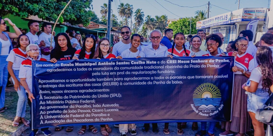 Cícero Lucena celebra entrega de escrituras definitivas às famílias da Comunidade da Praia da Penha