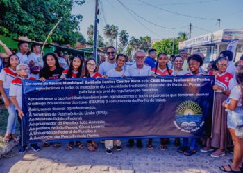 Cícero Lucena celebra entrega de escrituras definitivas às famílias da Comunidade da Praia da Penha