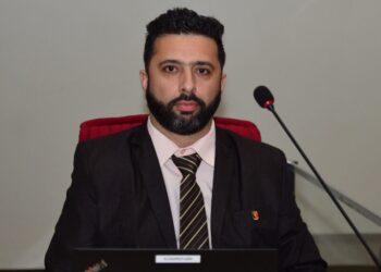 Substituto que votou contra Alanna responde processo contra própria nomeação e ocupa vaga da conselheira no TCE